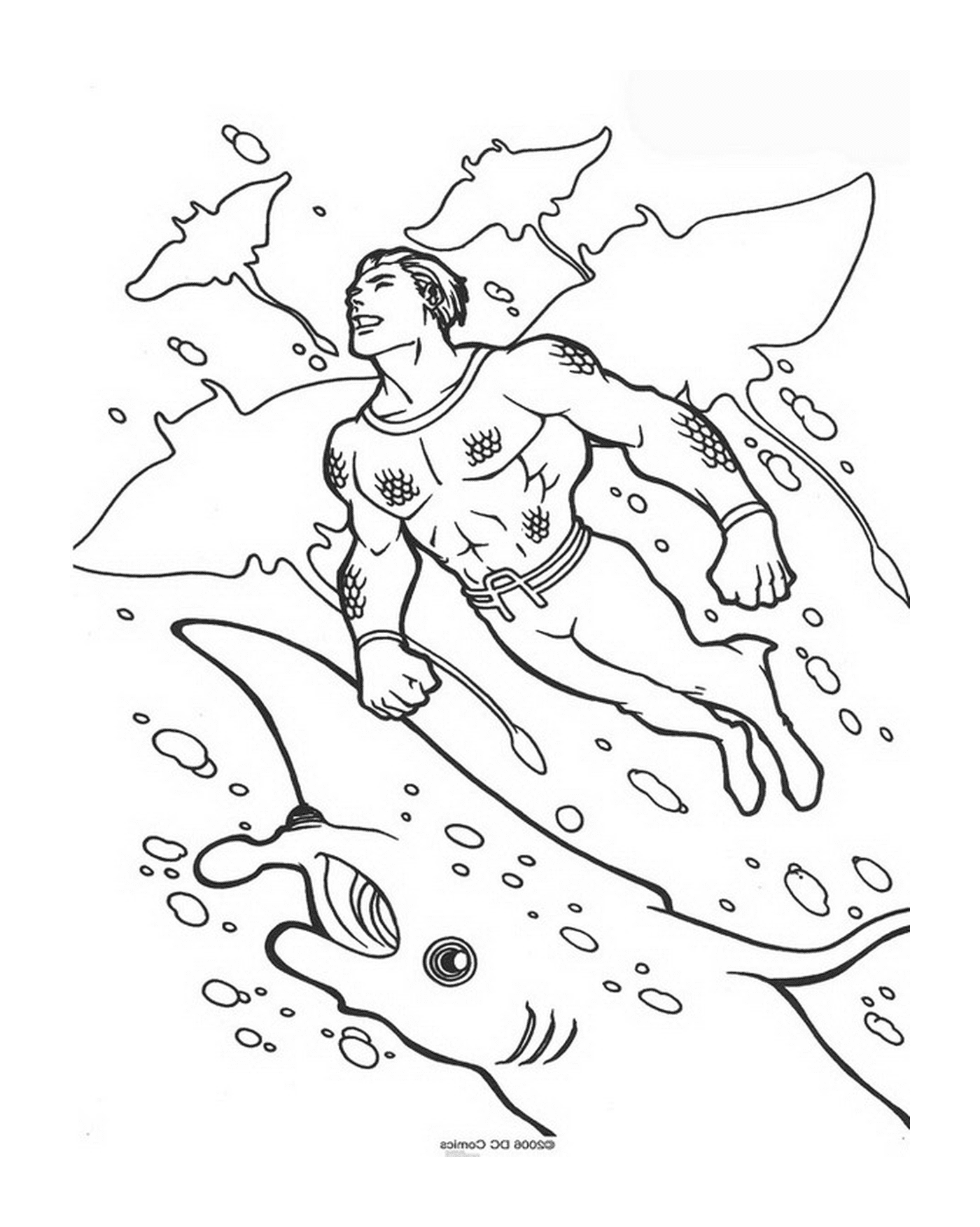  Un hombre nadando en el océano 
