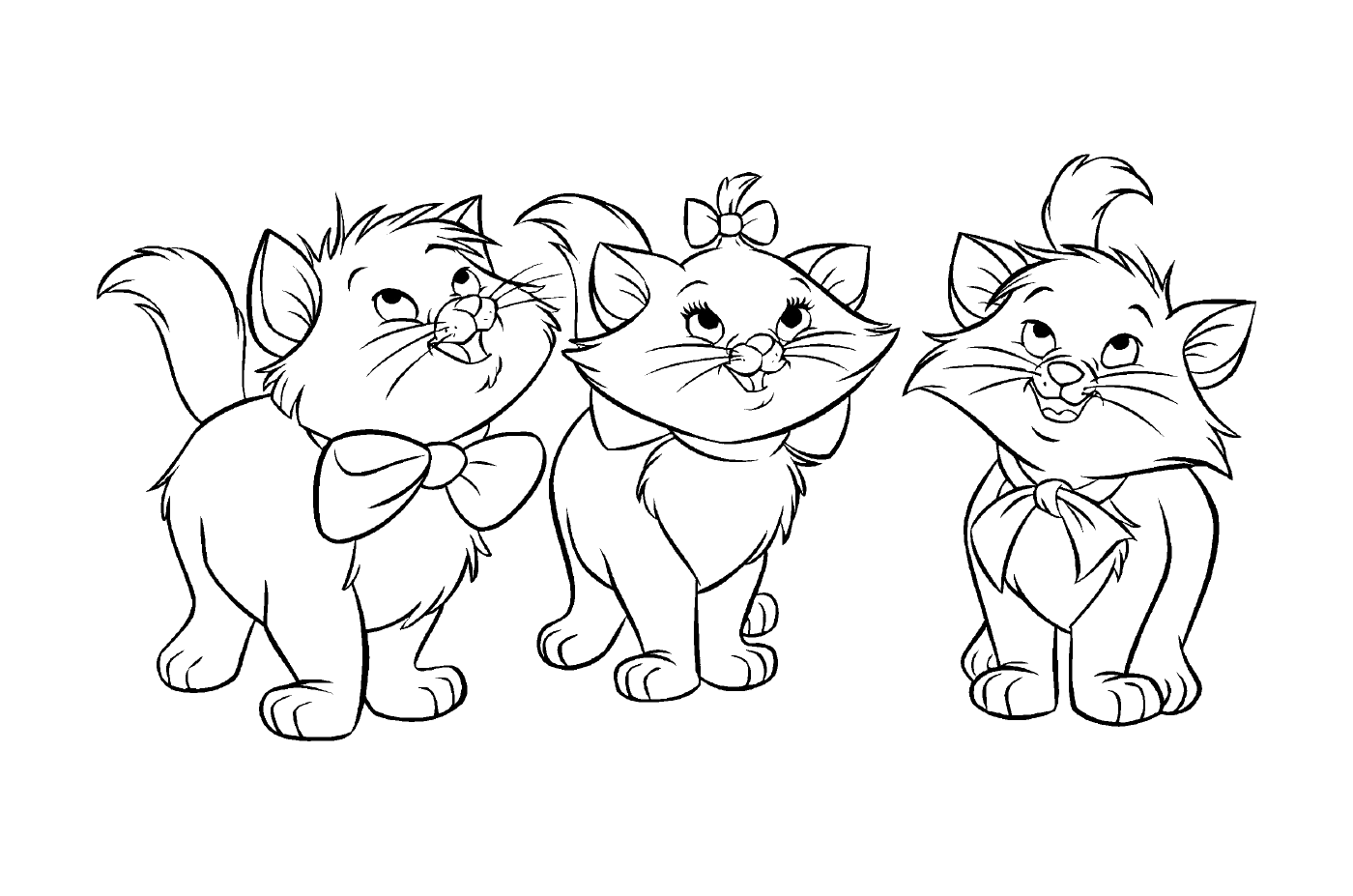  Un grupo de tres gatos de pie juntos 
