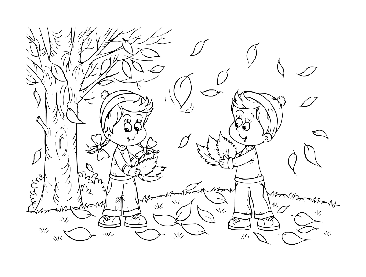  Двое детей играют с листьями в парке 
