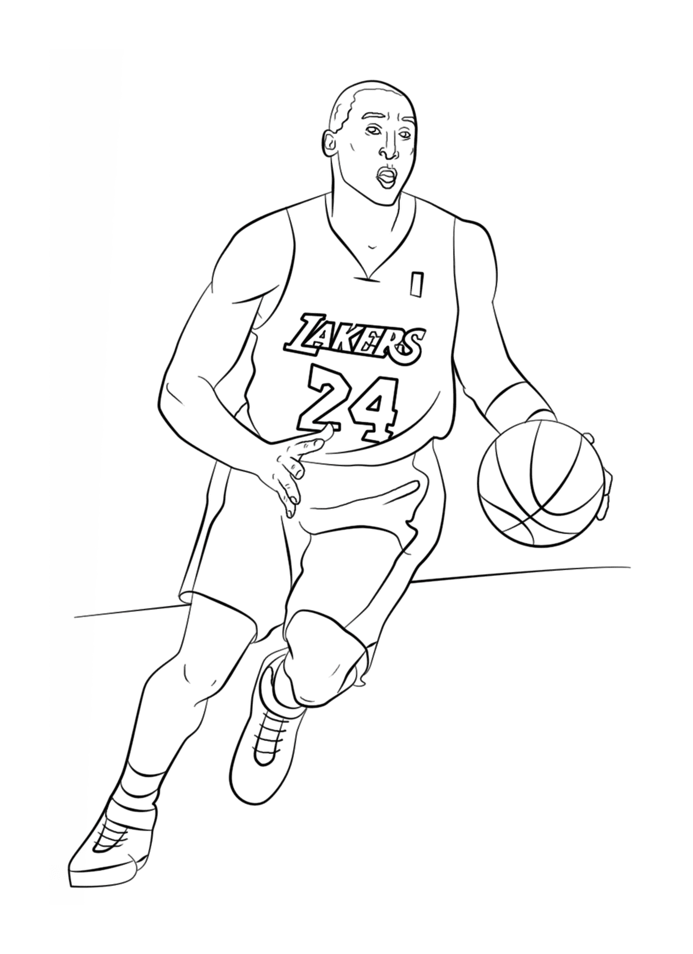  Коби Брайант держит баскетбольный мяч 
