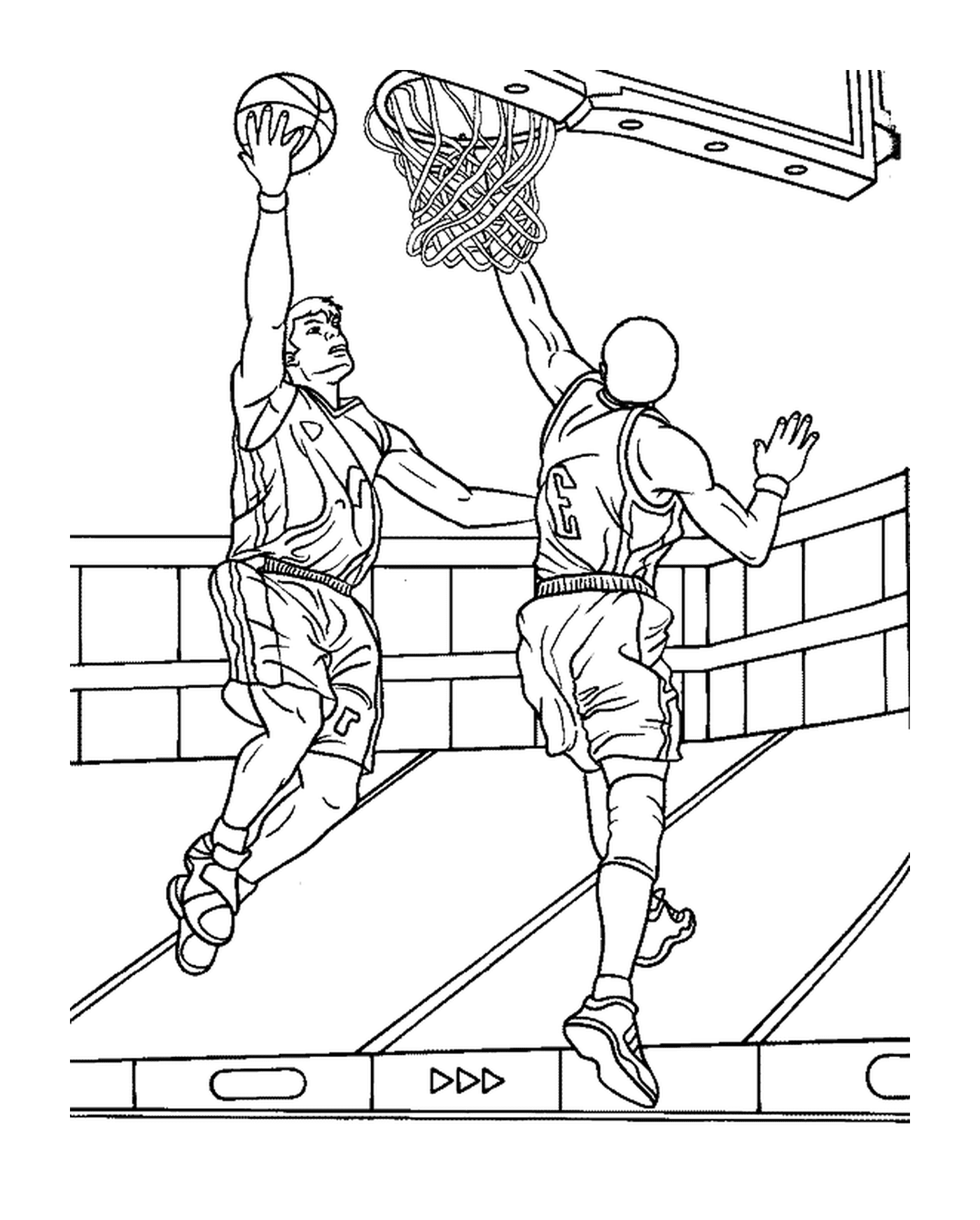  Il giocatore di basket segnare un cestino nonostante il difensore 