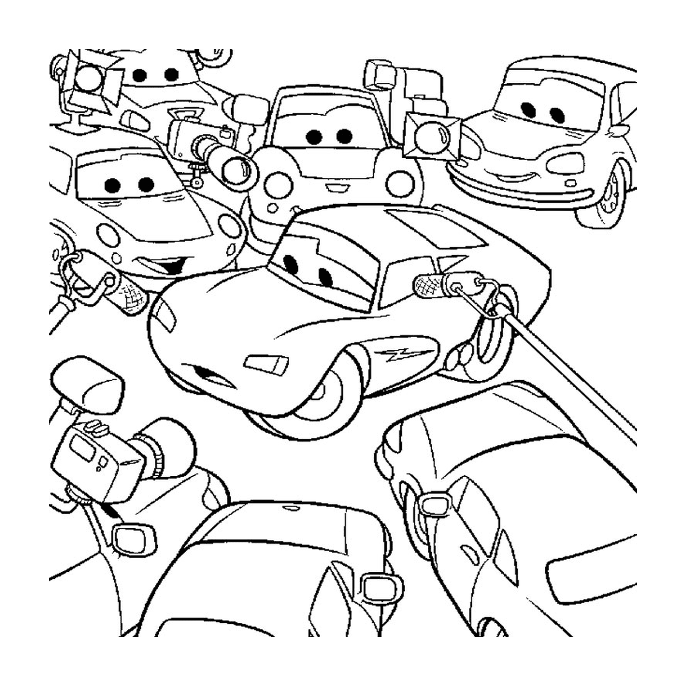  Un gruppo di auto che guidano su una strada 