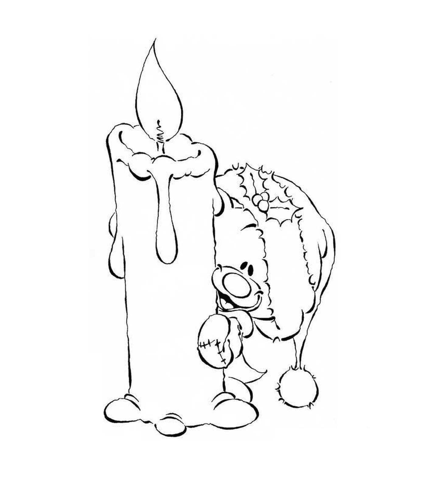  Un osito de peluche junto a una vela encendida 