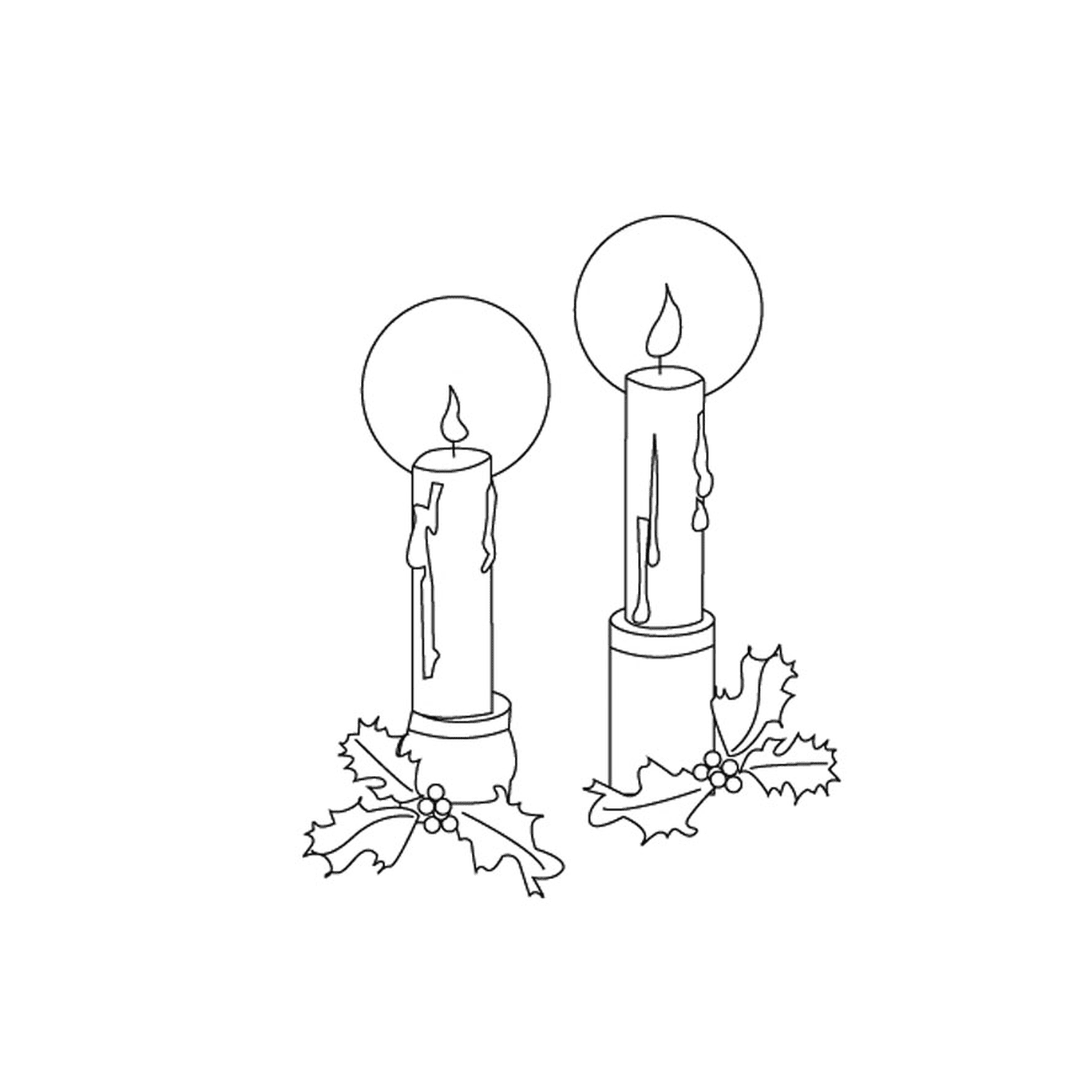  Zwei Kerzen, die Seite an Seite auf Holly beleuchtet 