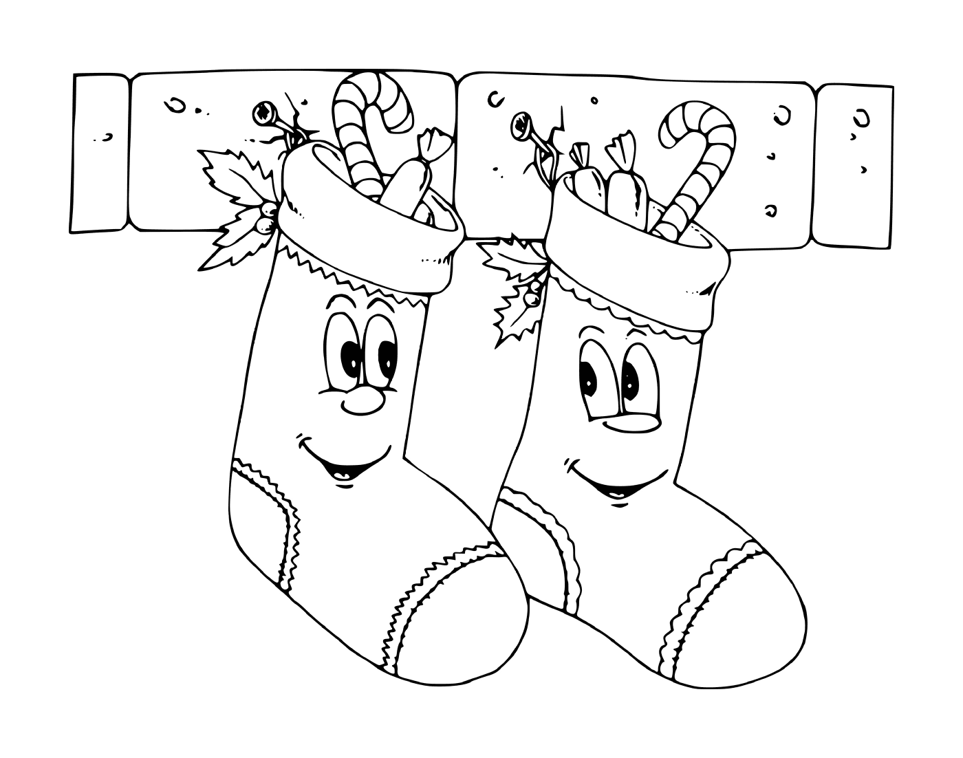  Zwei Weihnachtsstrümpfe mit einem Lächeln auf einem Kaminmantel 
