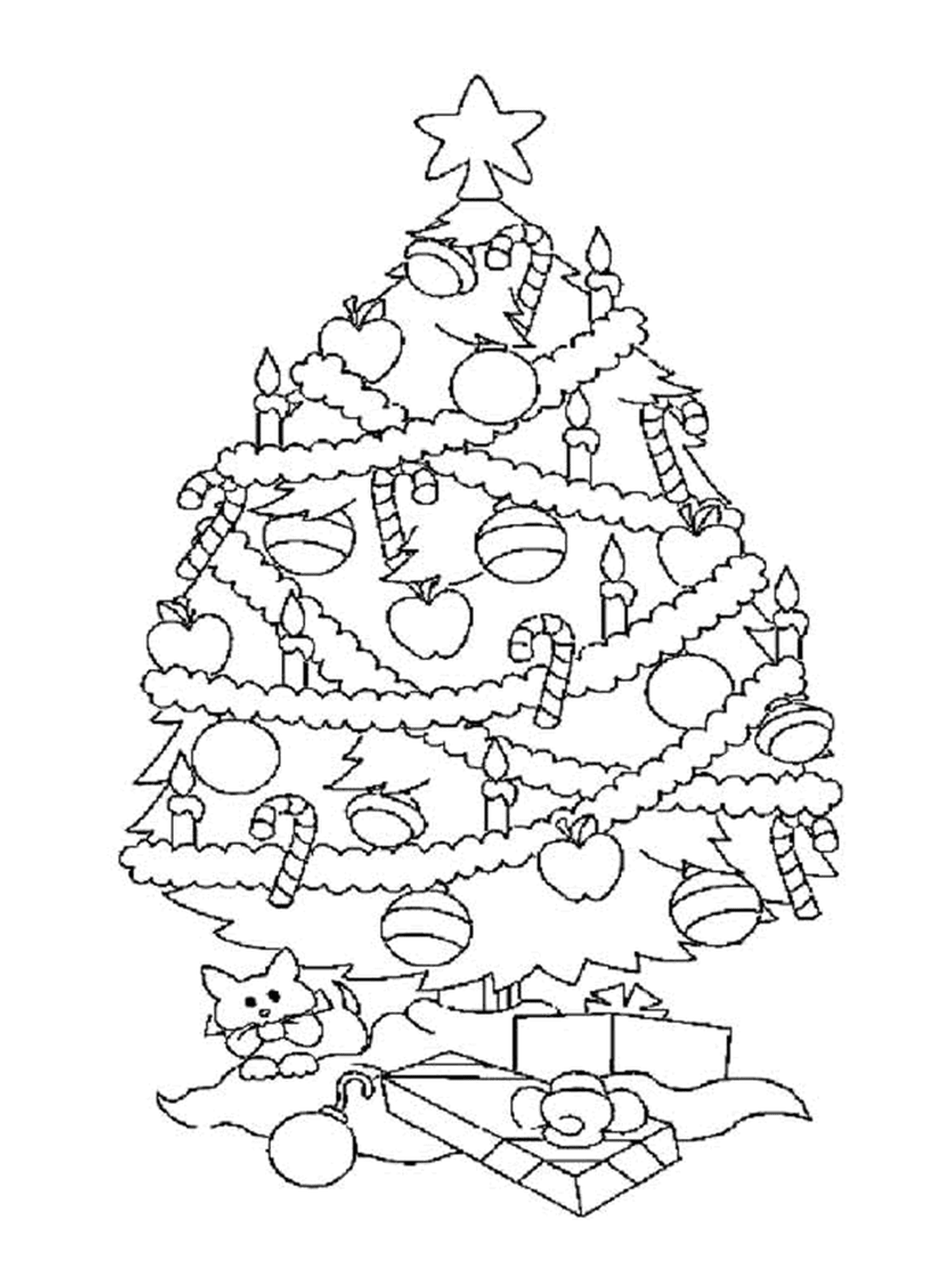  Un albero di Natale decorato con candele e ornamenti 