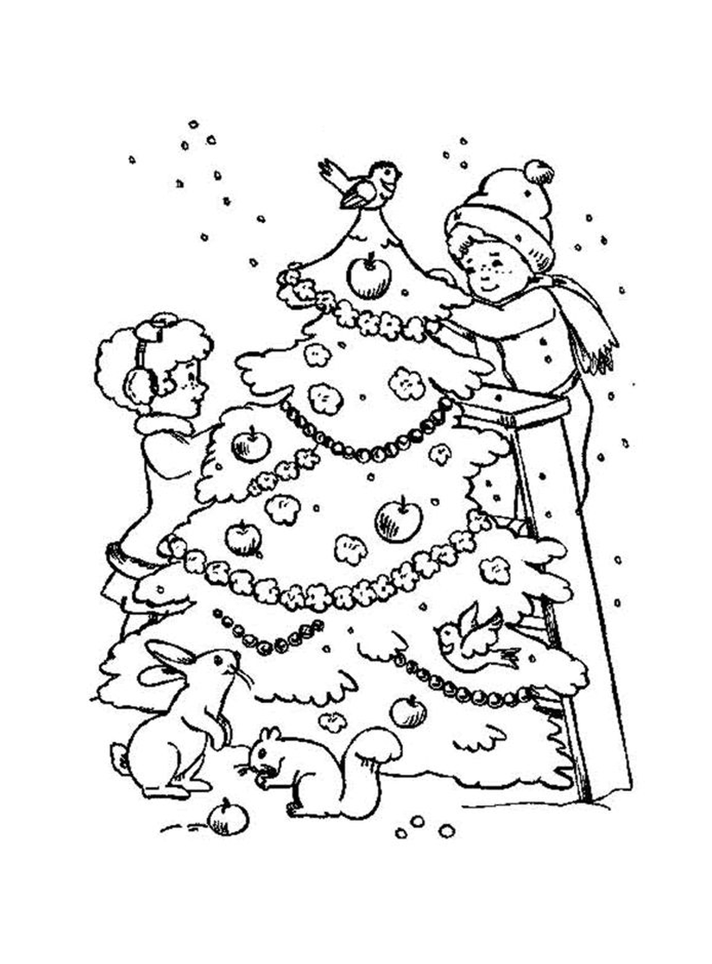  Ребёнок, стоящий перед рождественской елкой 