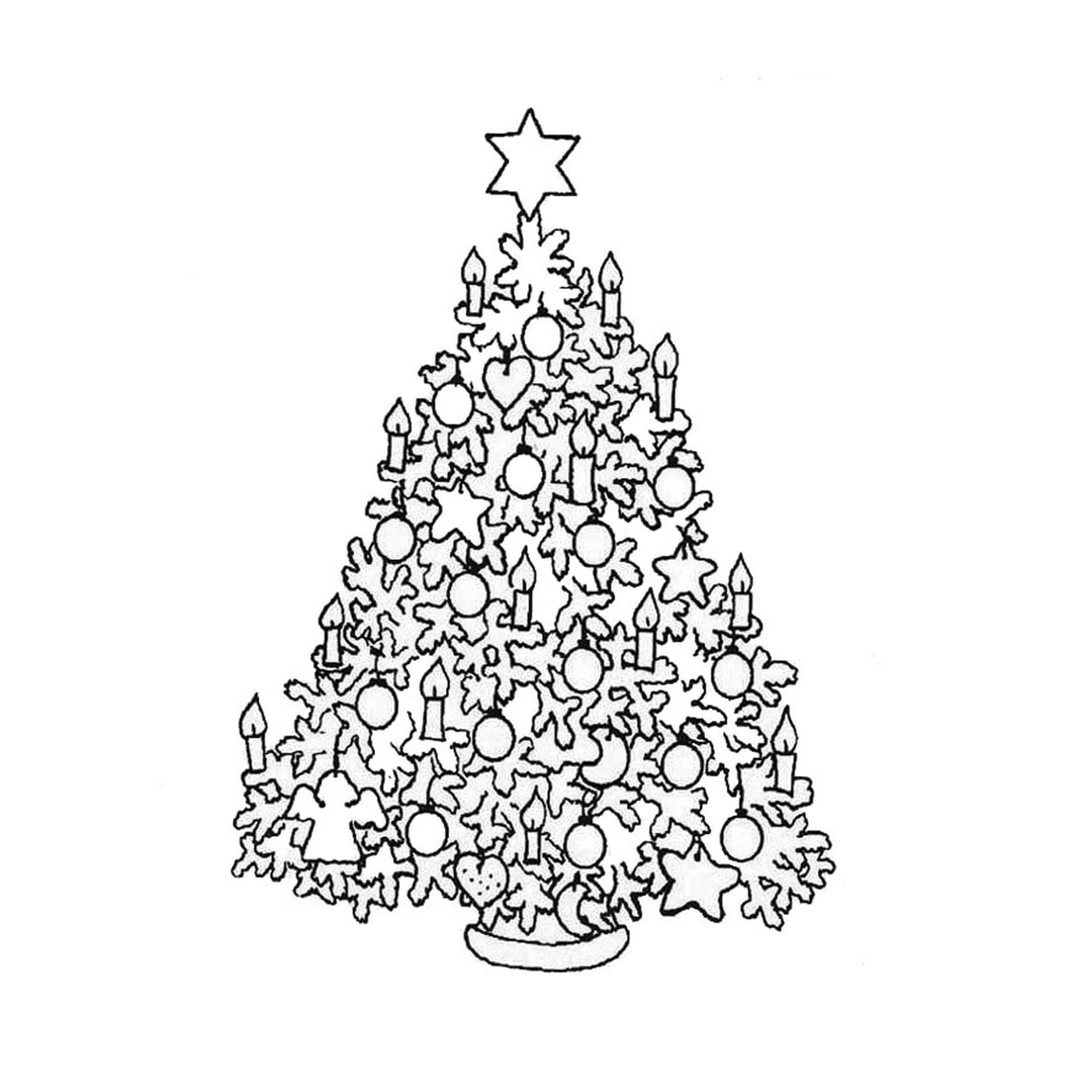  Рождественская елка, украшенная 