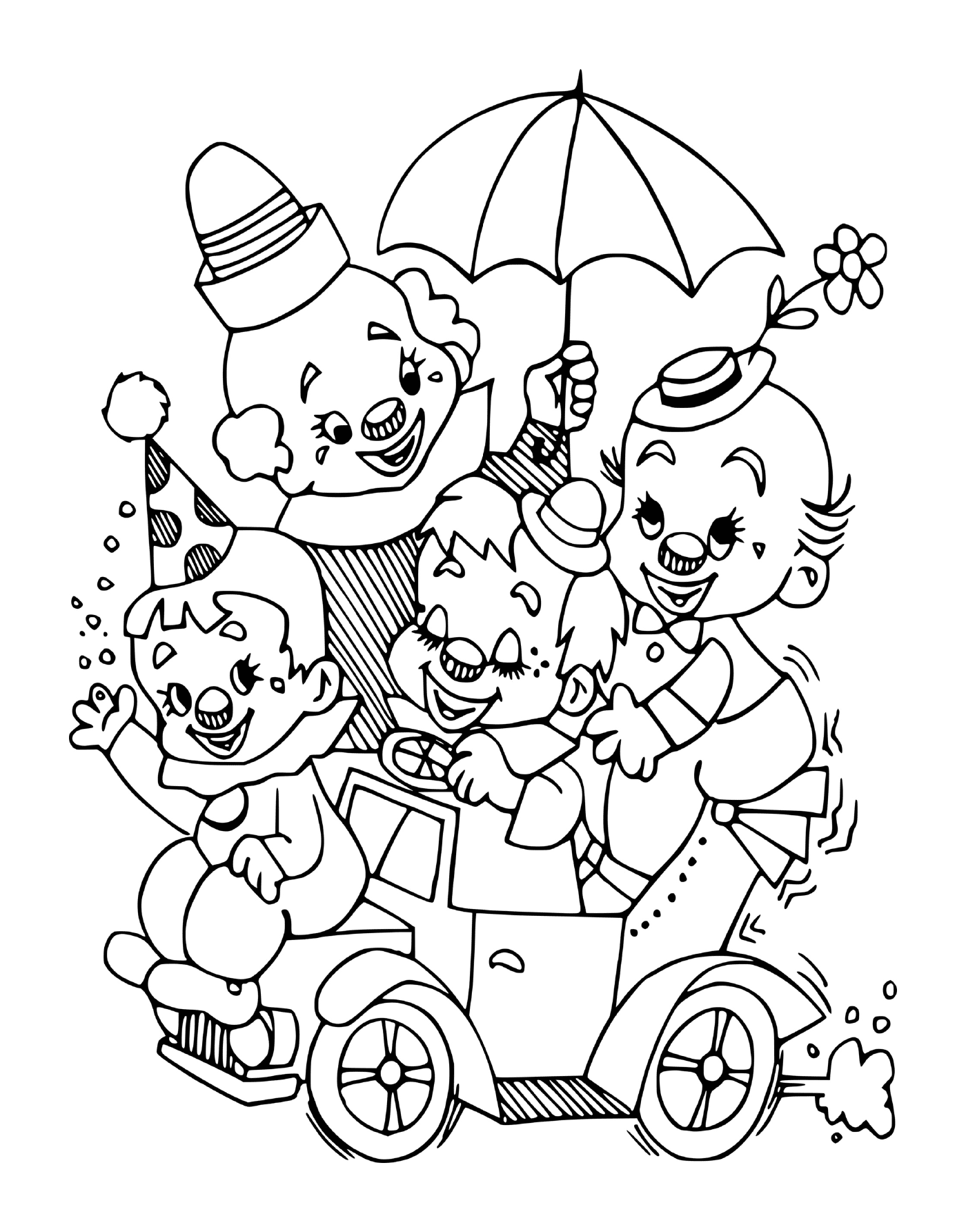  Familie der kleinen Clowns, die auf einem Partyfahrzeug sitzen 