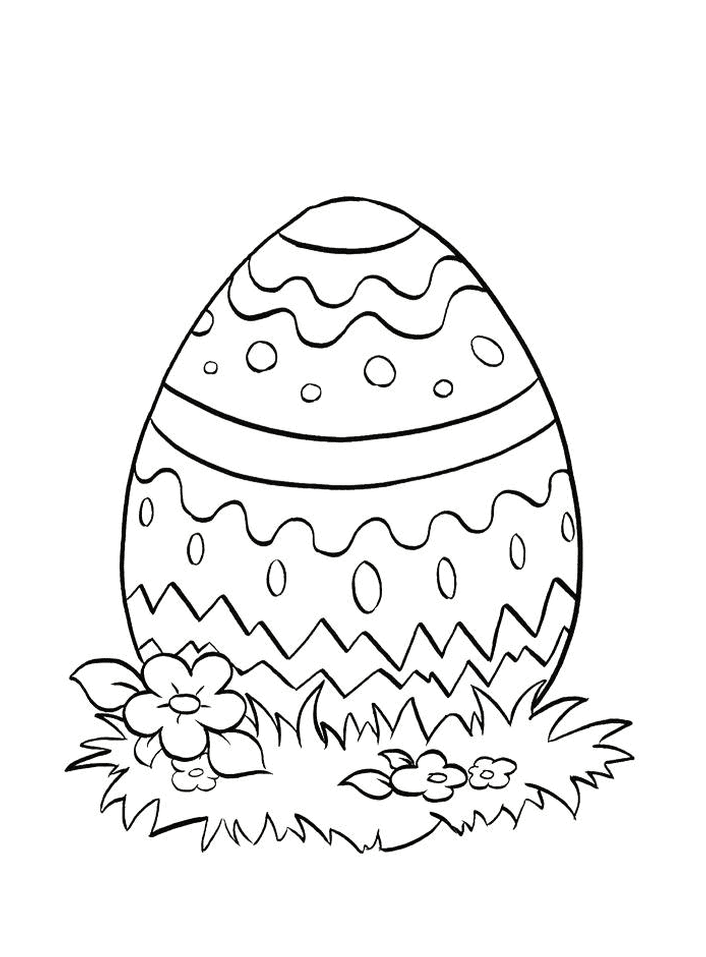  Un huevo de Pascua en la hierba 