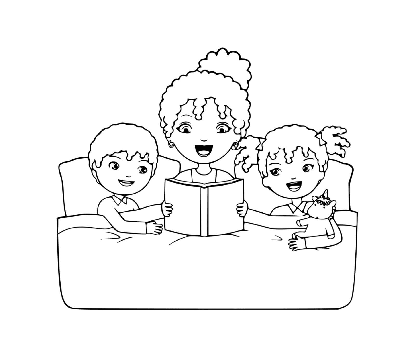  Eine Mutter und ihre beiden Kinder lesen vor dem Schlafengehen 