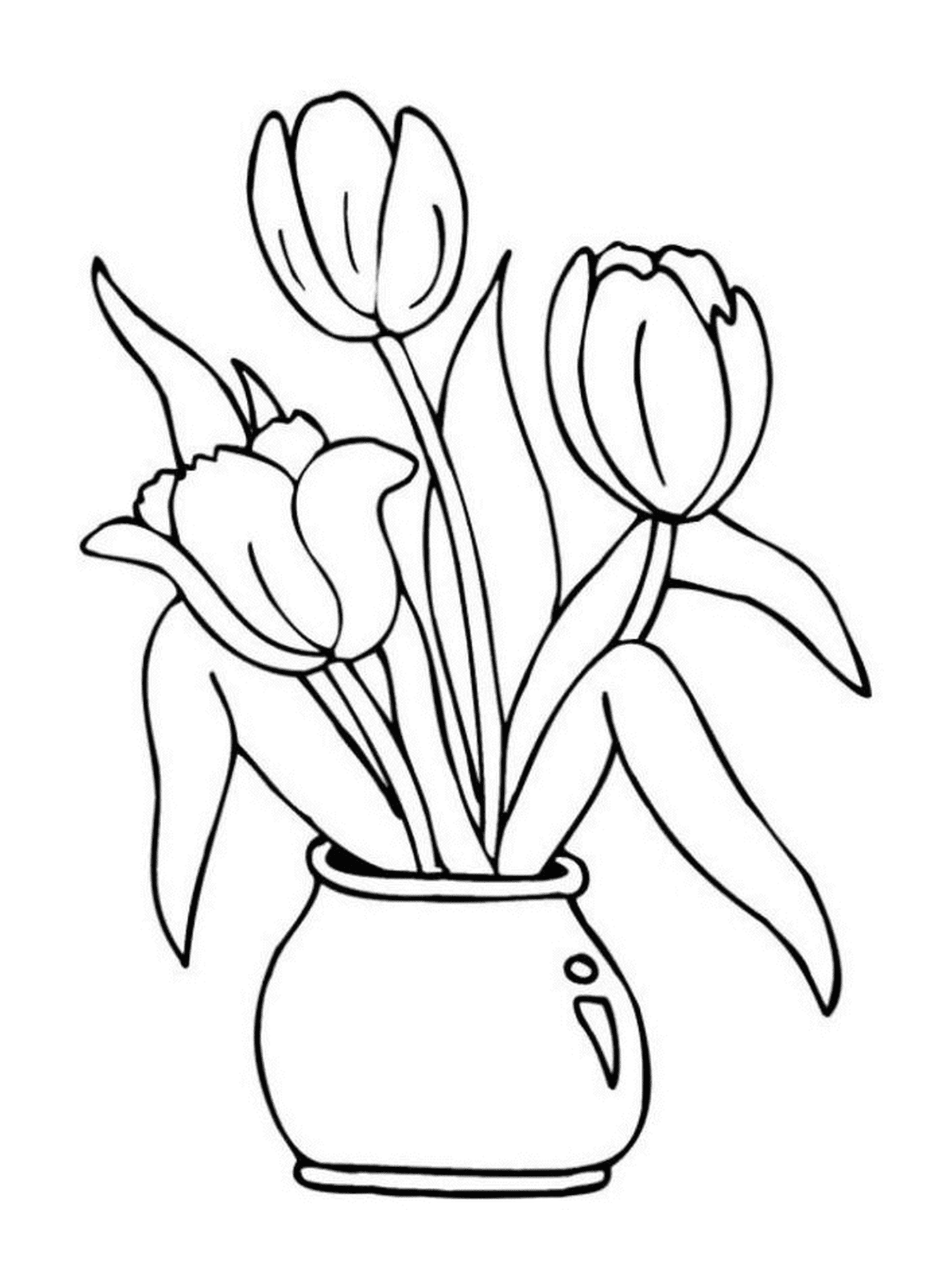  Три цветных тюльпана в вазе 