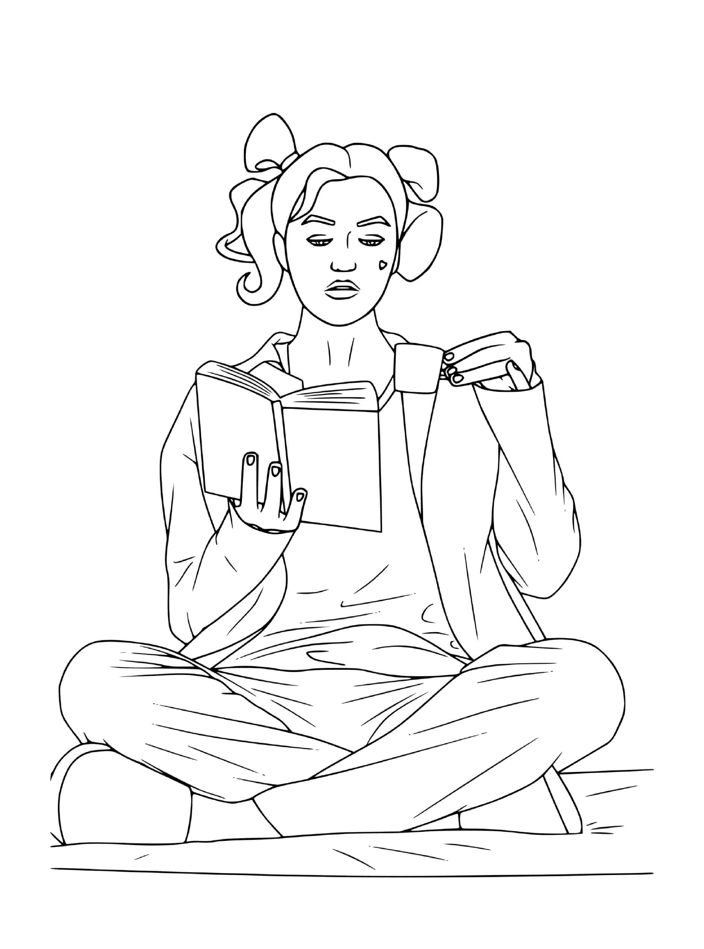  Женщина сидит на полу, читает 
