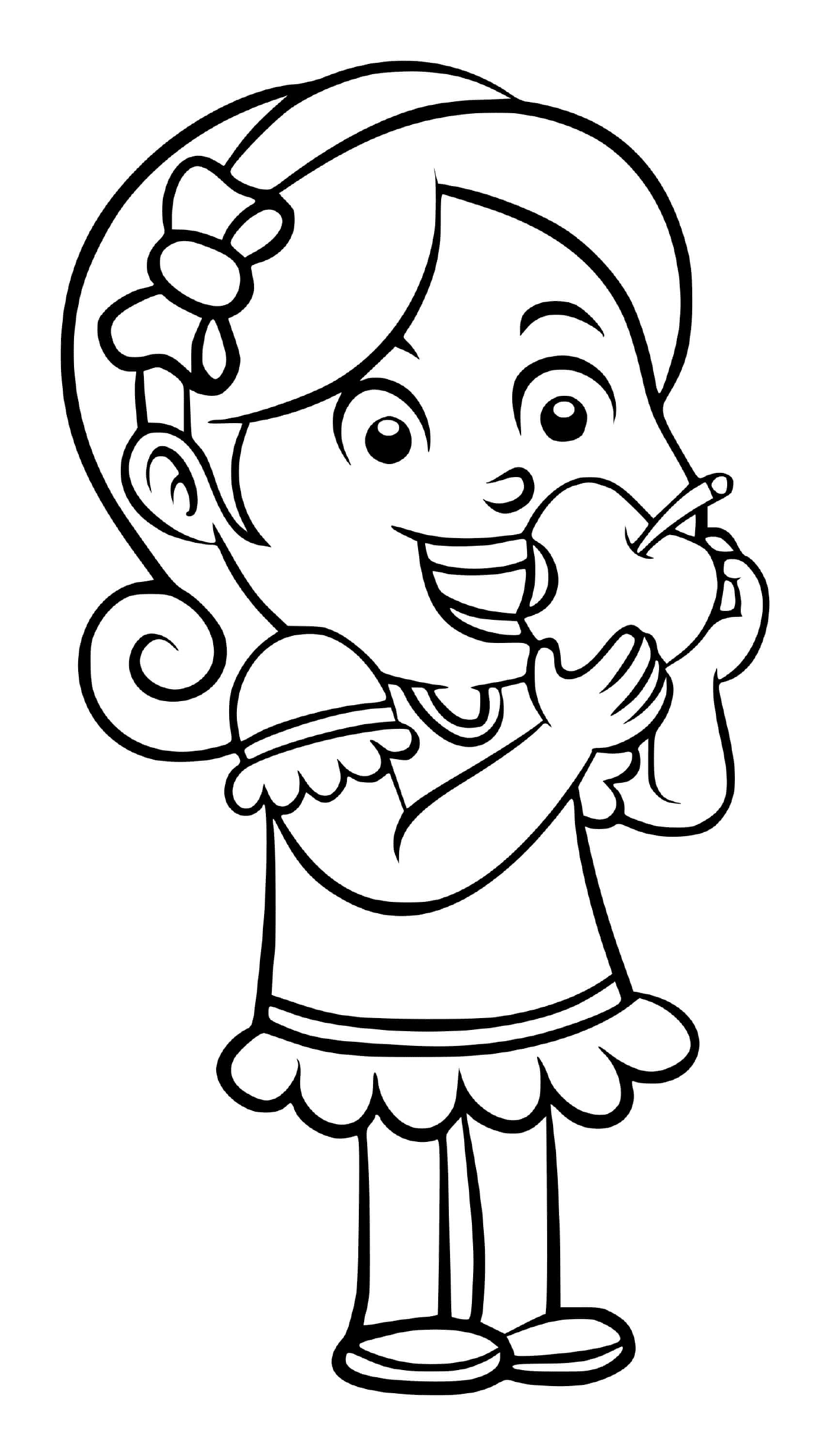  Una ragazza assaggia una mela durante la sua pausa 