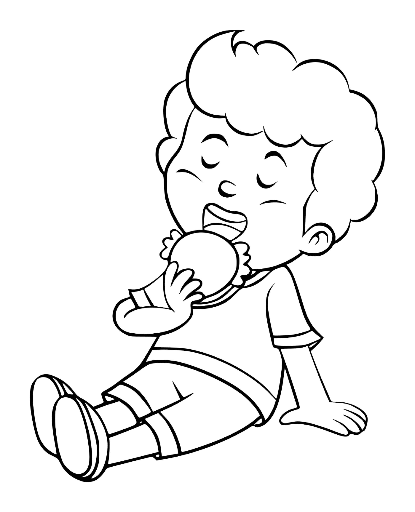  Un chico come su almuerzo con apetito 