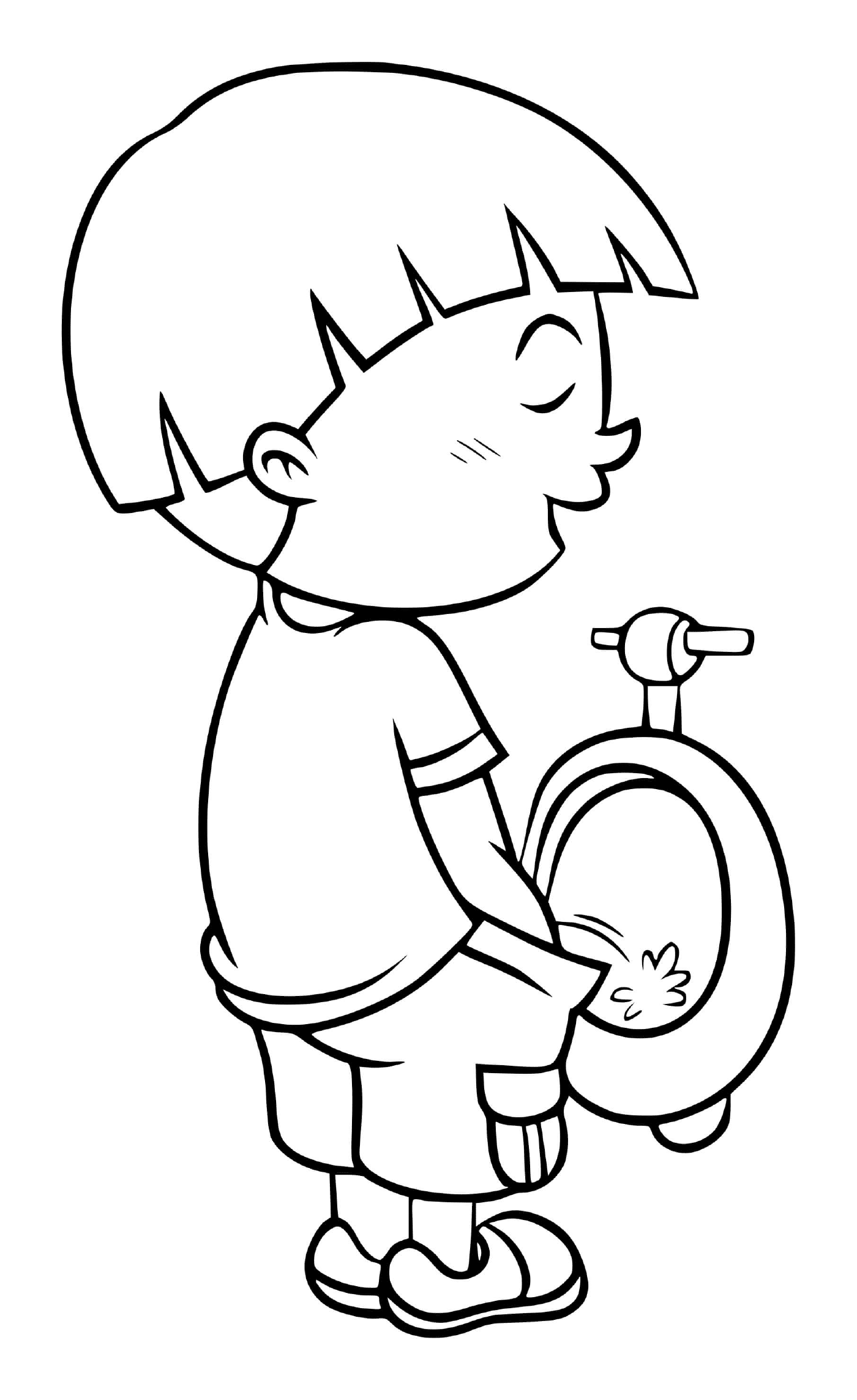  Маленький мальчик сходит в туалет в ванной 