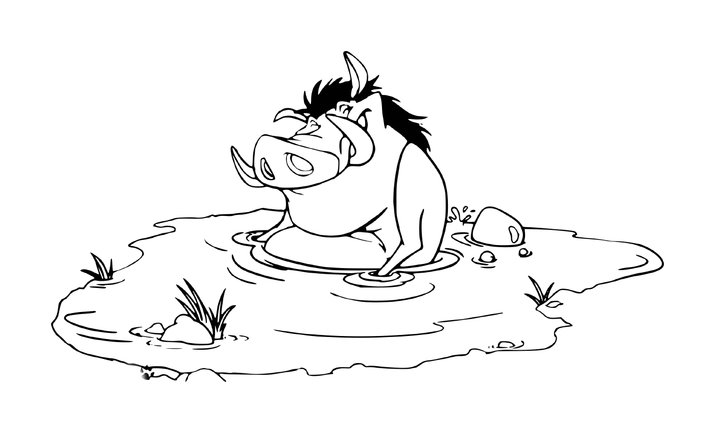  Пумба принимает ванну в луже 