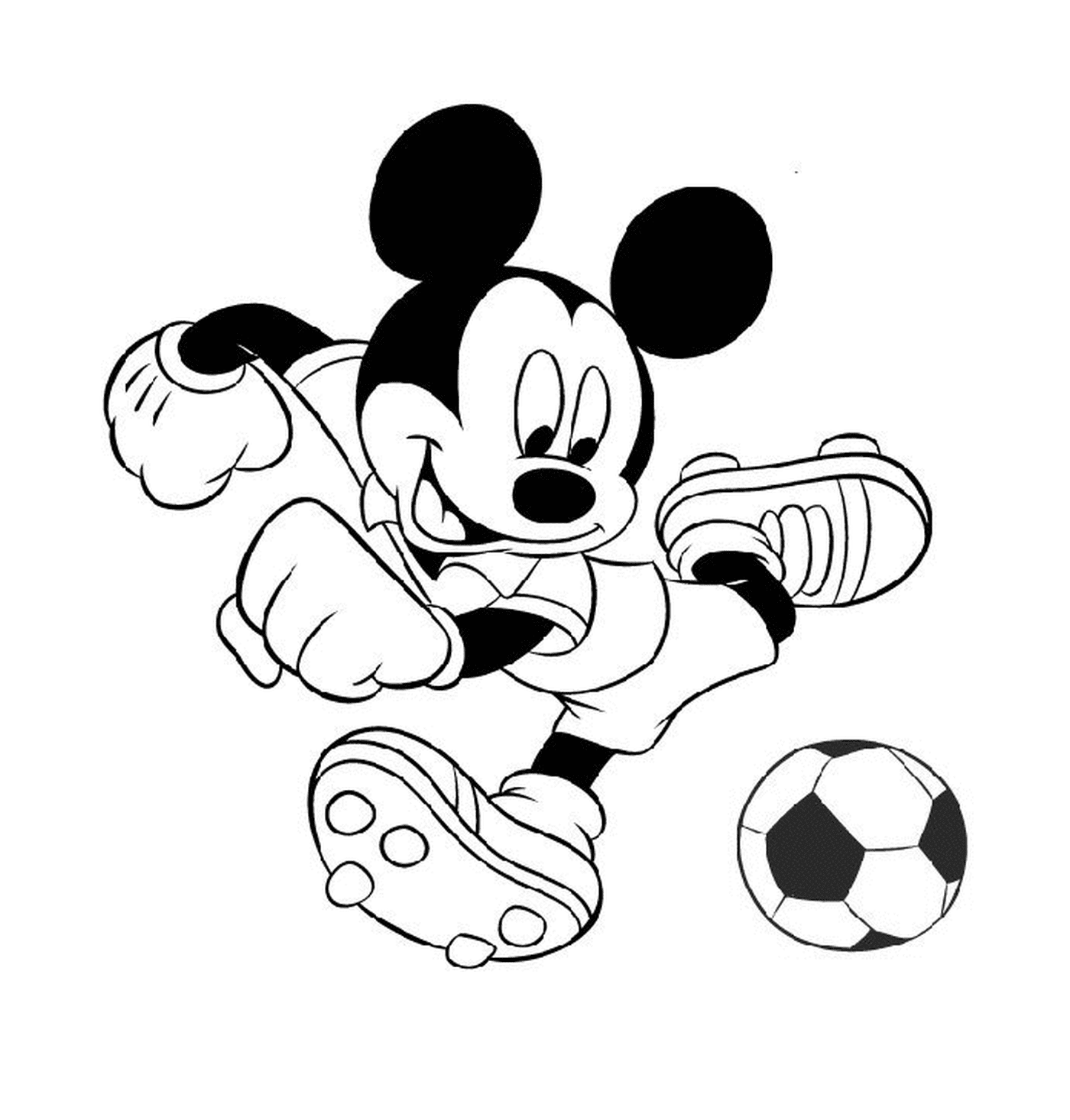  Микки играет в футбол: пинает футбольный мяч 