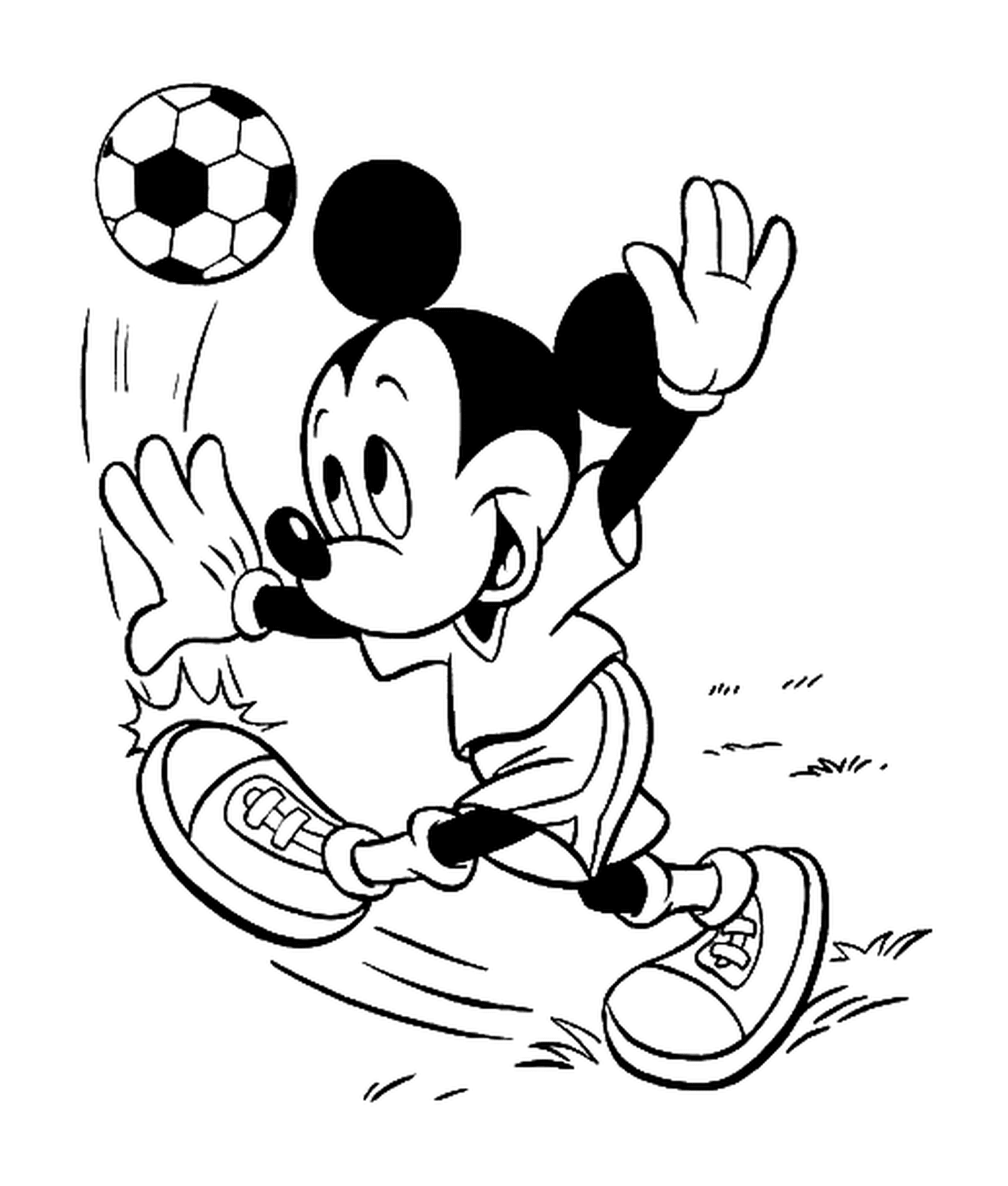  Mickey gioca a calcio con una palla da calcio 