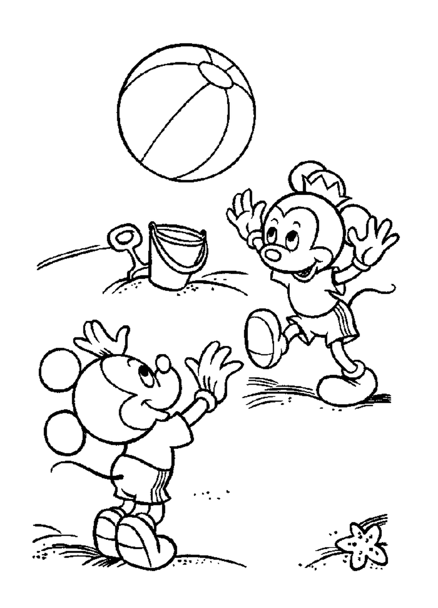  Дети Микки на пляже: Микки Маус играет в мяч 