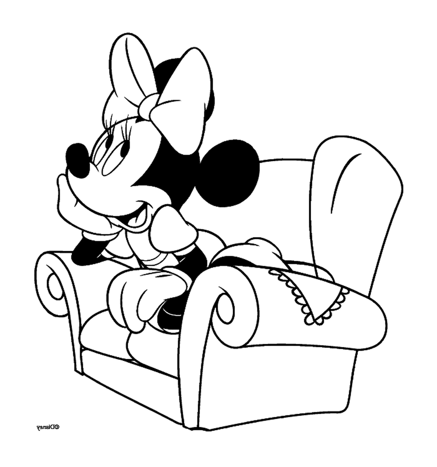  Minnie träumt auf ihrem Sessel 