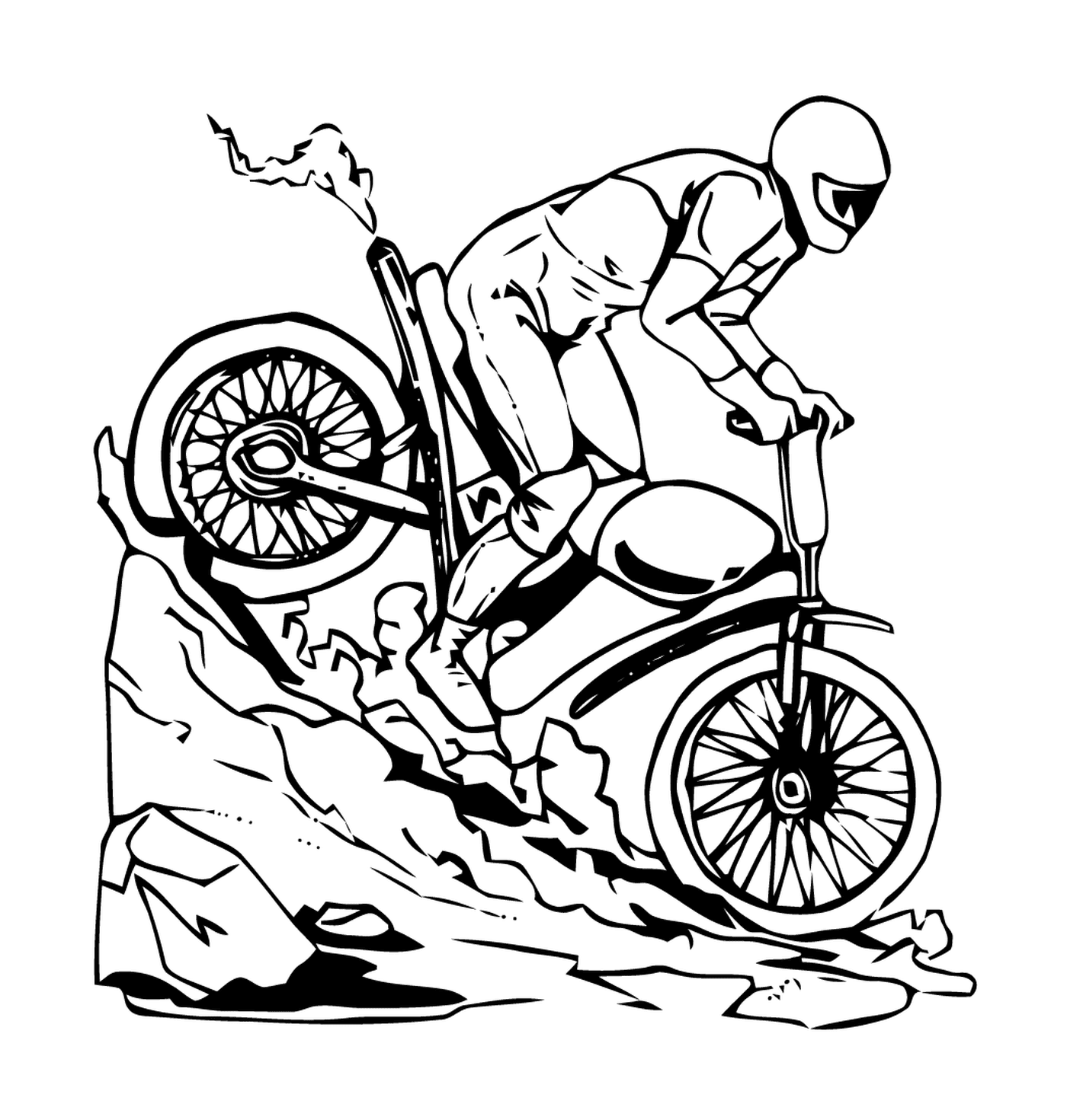  Мужчина на велосипеде идёт вниз по холму 