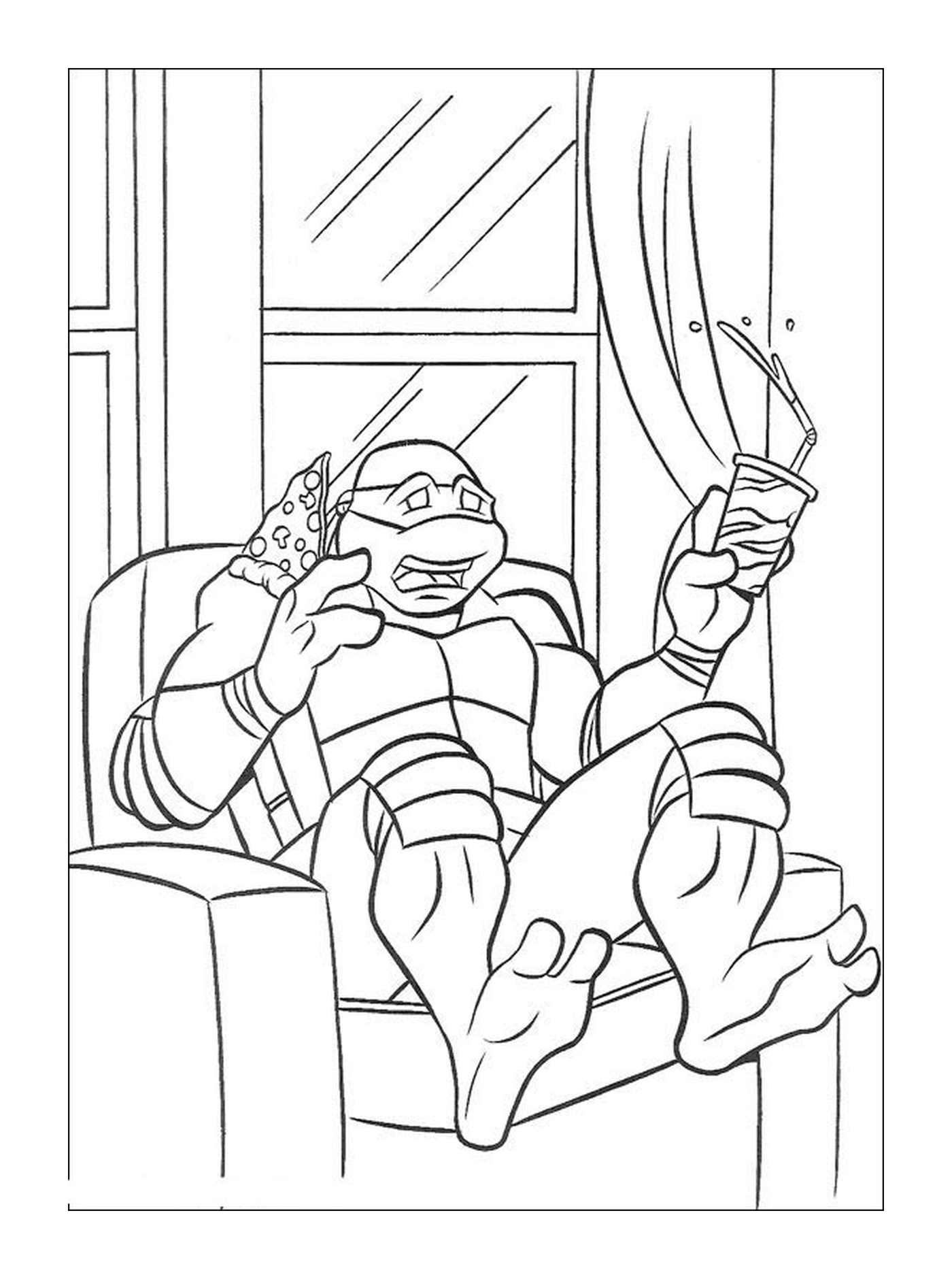  Tortuga Ninja sentada en un sofá 