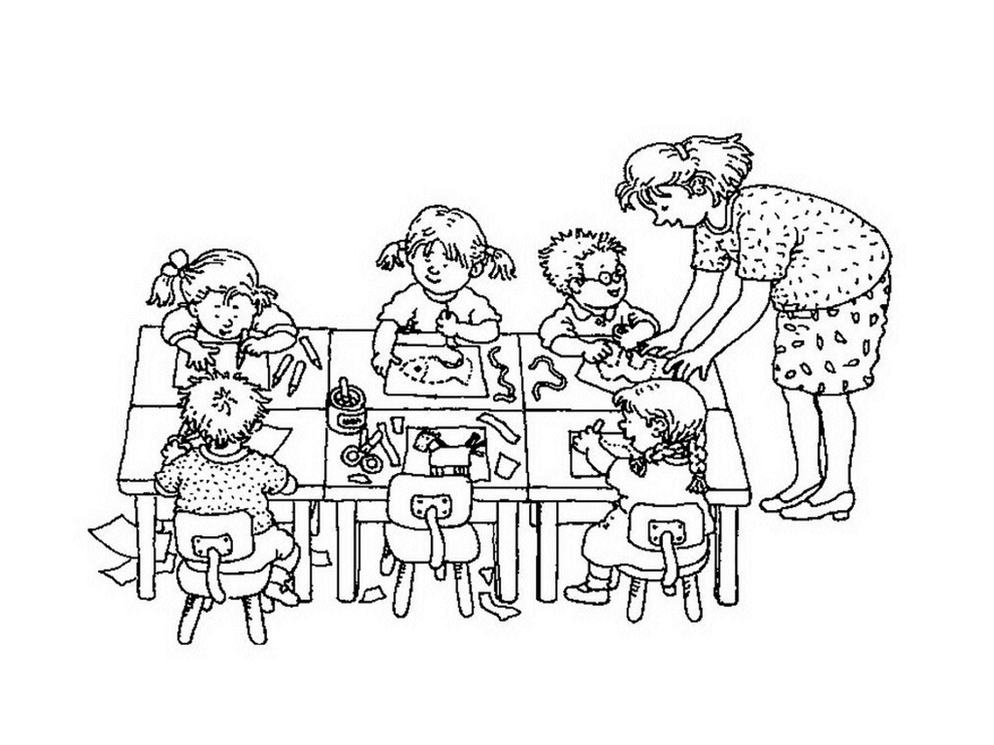  Un maestro y sus alumnos sentados en una mesa 