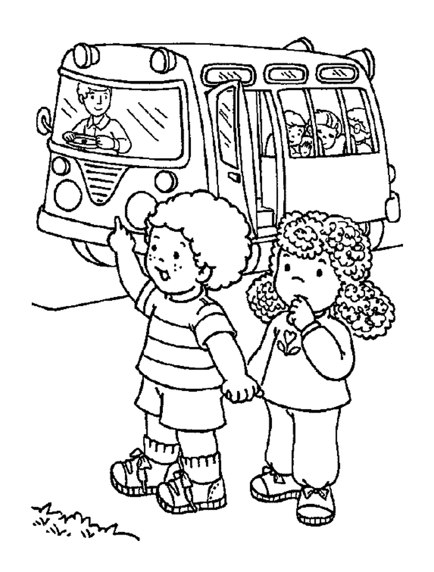  Dos niños regresan de la escuela en autobús escolar 
