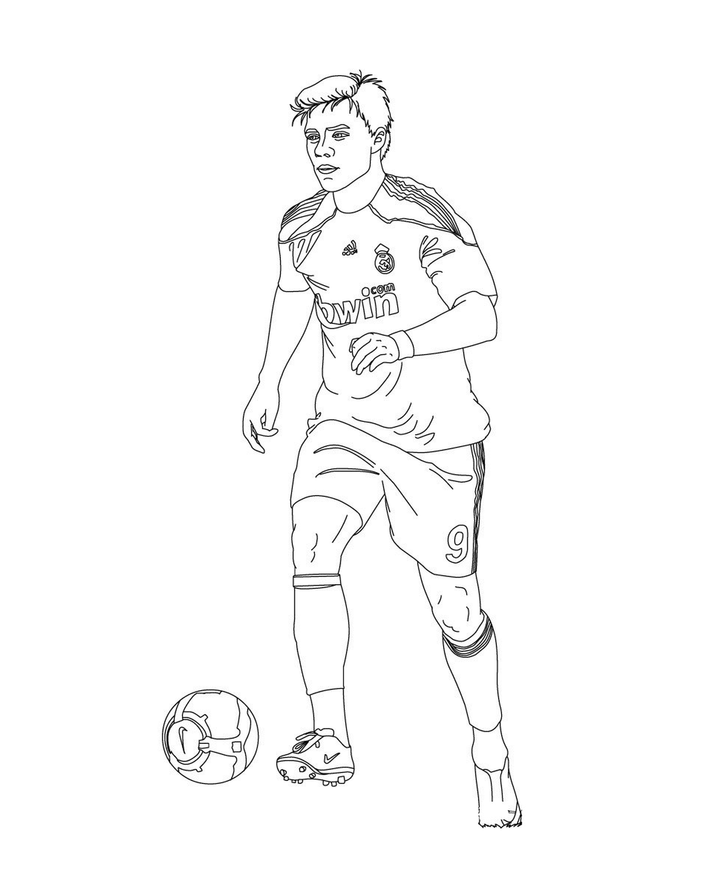  Un hombre jugando con una pelota de fútbol 