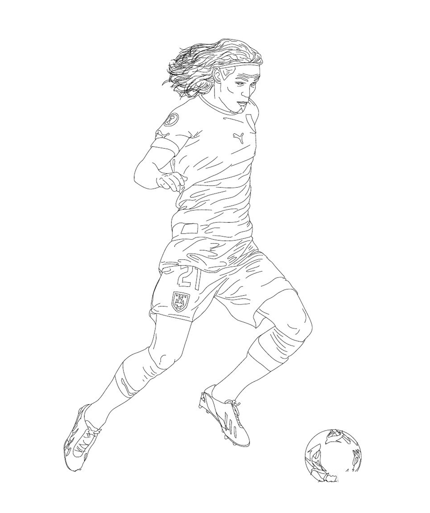  Un jugador de fútbol pateando en una pelota 