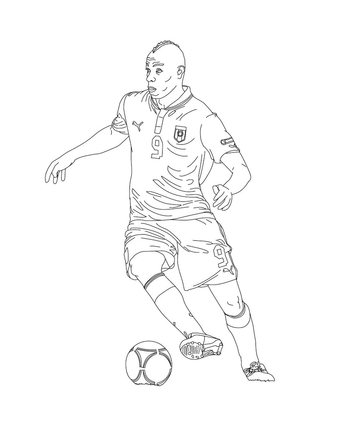  Ein Fußballspieler tritt in einen Ball 