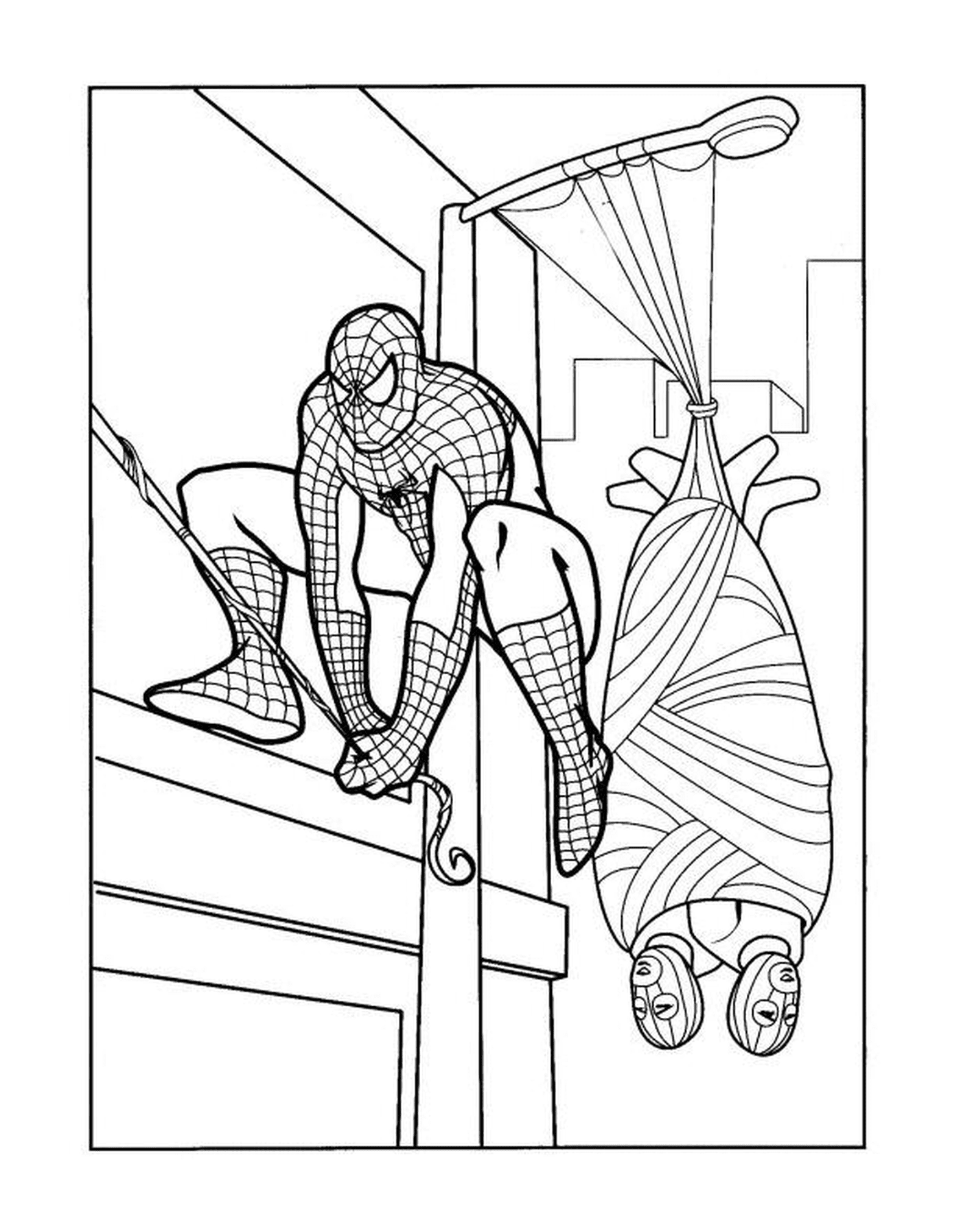  Spiderman che scala un edificio 