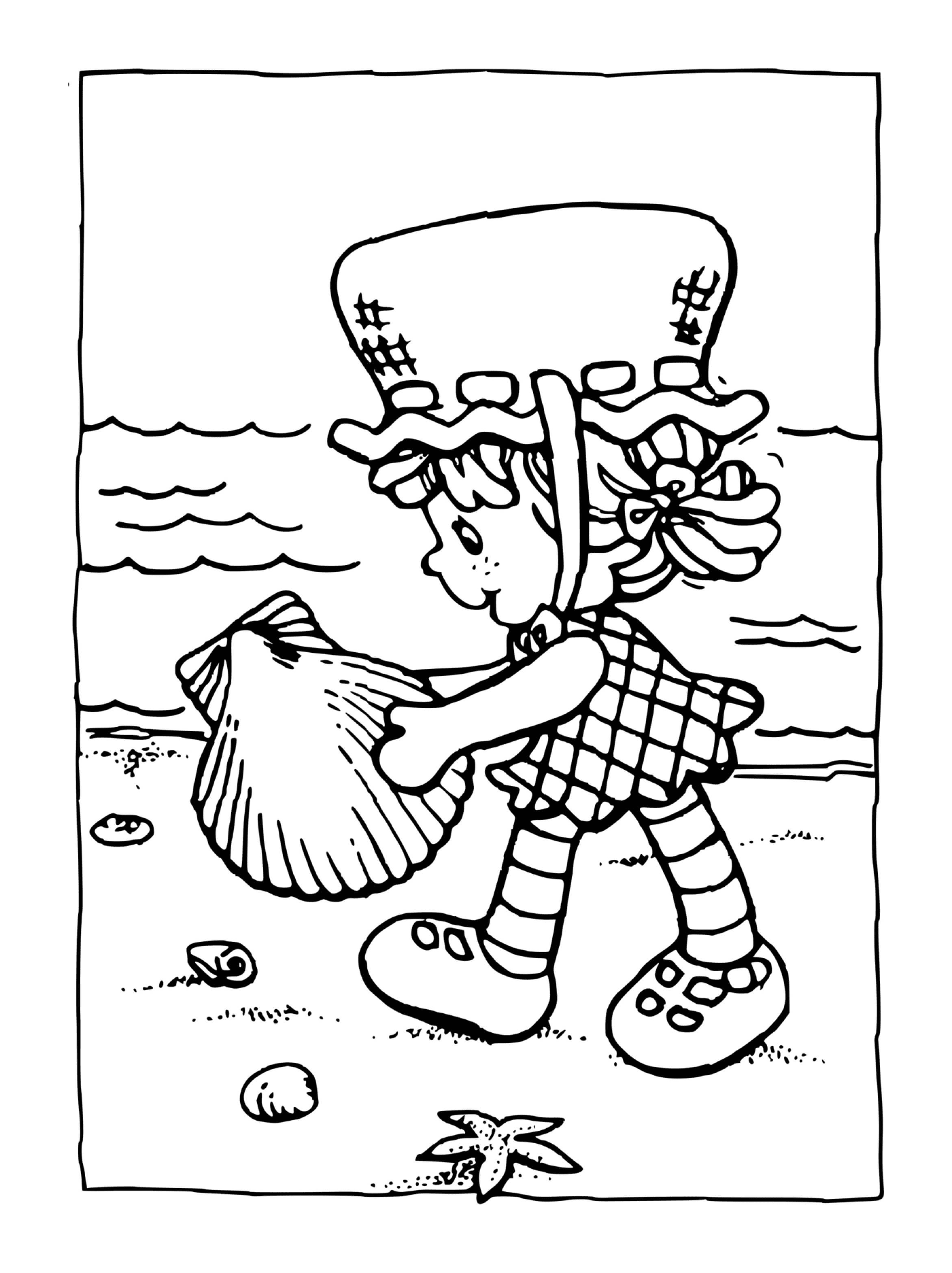  Шарлотта с клубникой, собирающей моллюски на пляже 