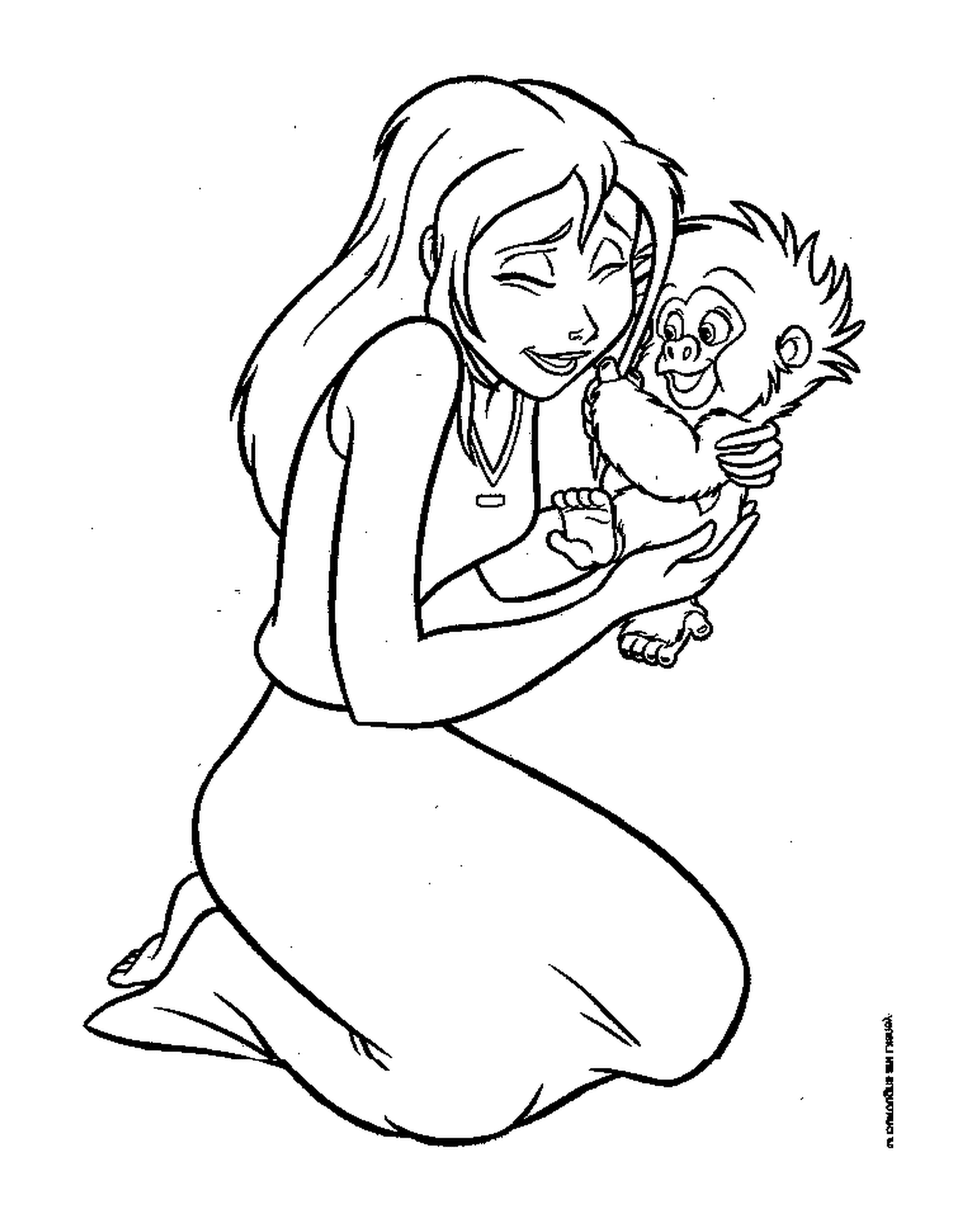  Mujer sosteniendo un mono bebé en sus brazos 