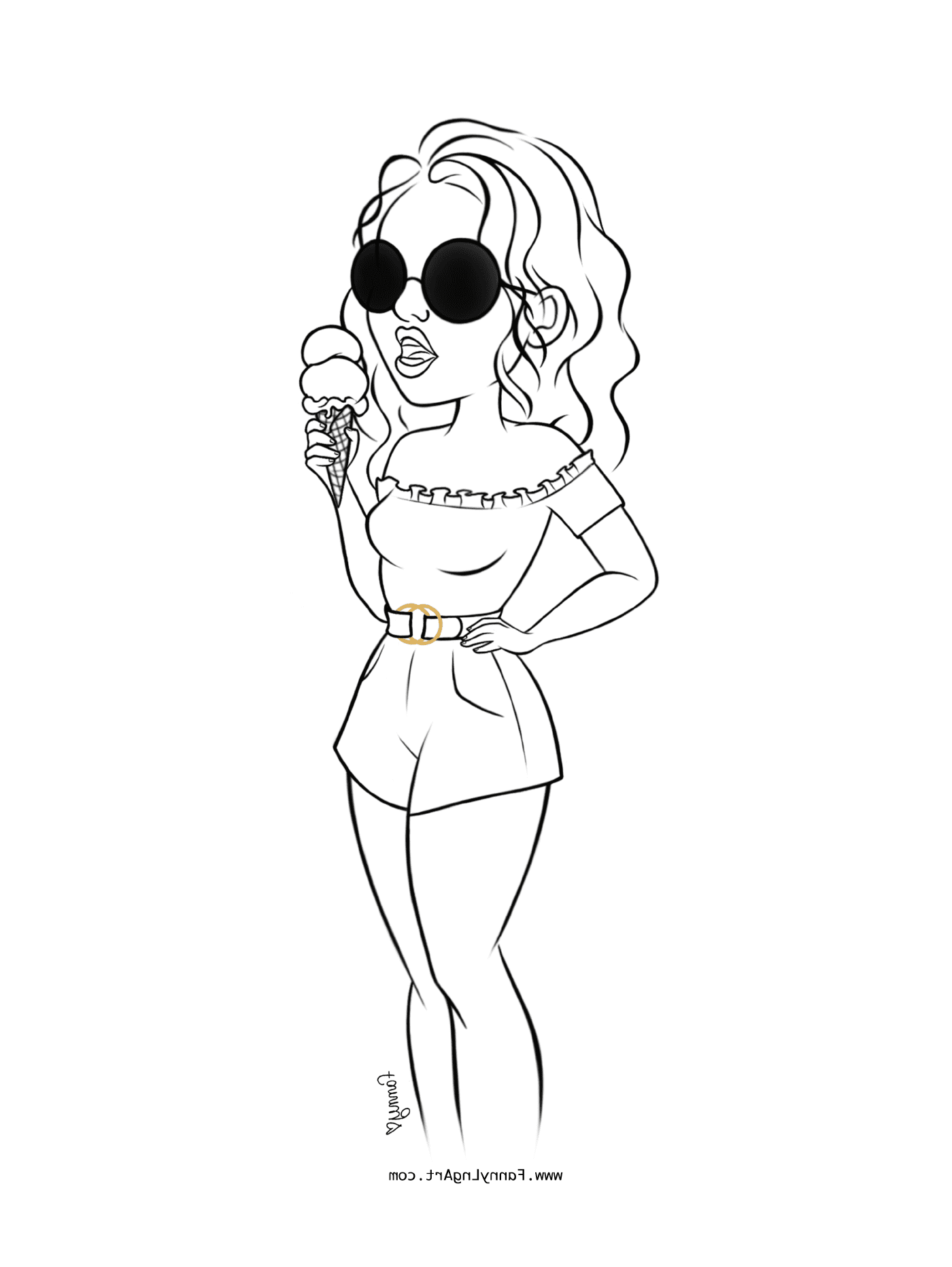  Девочка в солнечных очках и держит мороженое 