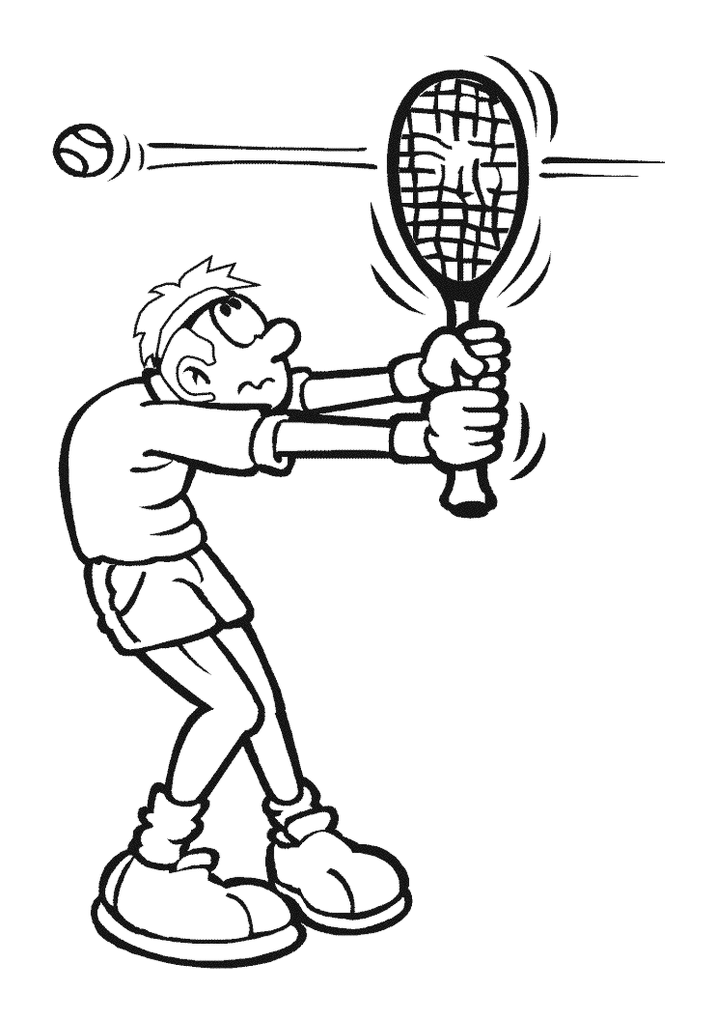  Человек держит теннисную ракетку 