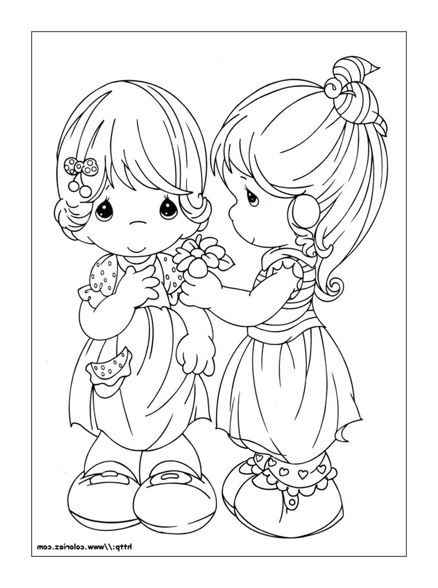  Zwei kleine Mädchen stehen nebeneinander 