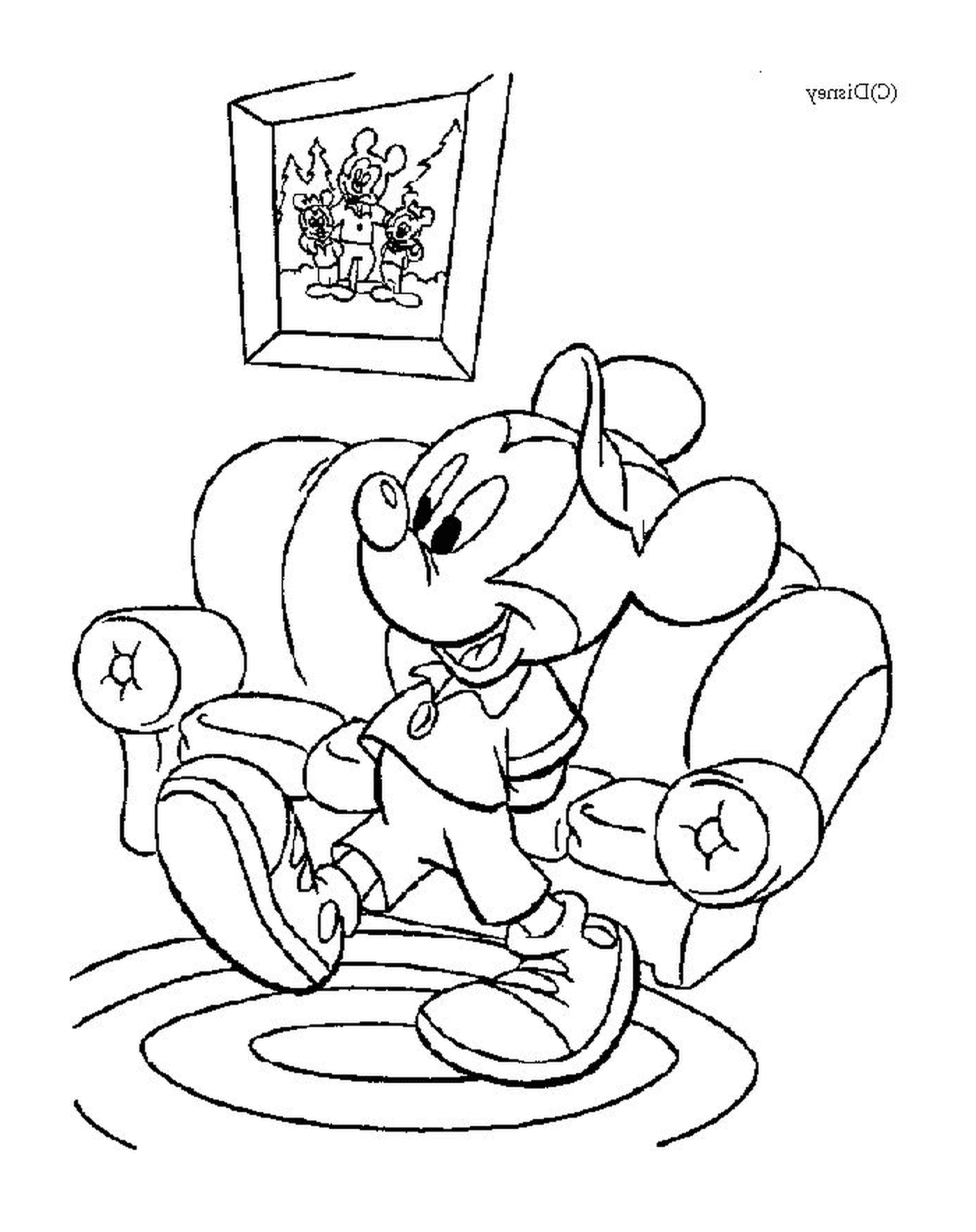  Minnie Mouse está sentado en un sillón 